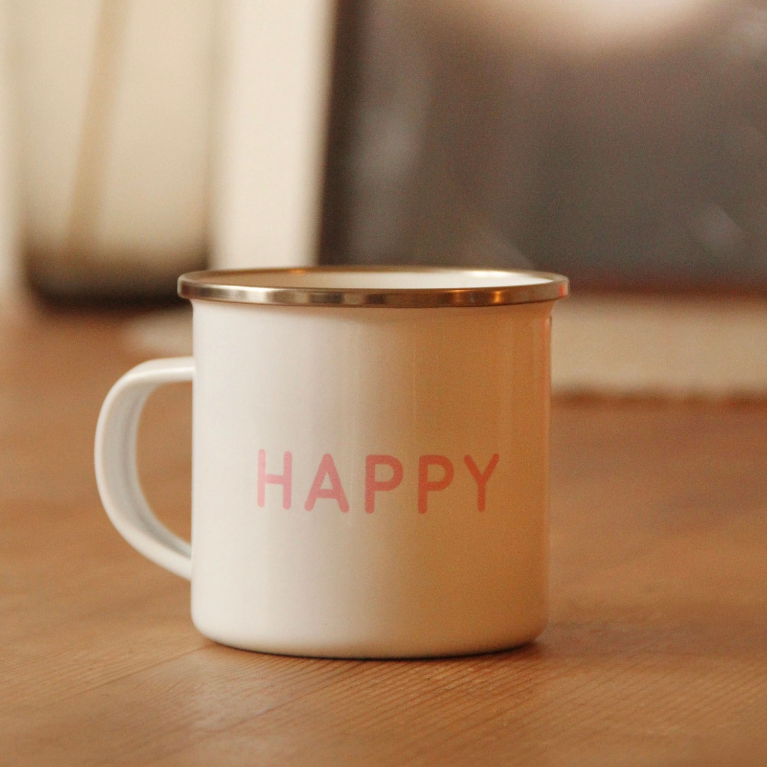 Happy Mind Tasse mit dampfendem Tee