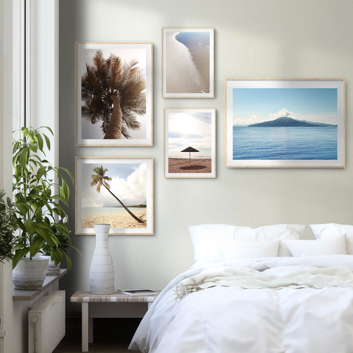 Helles Schlafzimmer mit Naturmotiven in gerahmten Postern